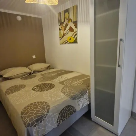 Lägenhet Calme Avec Jardinet